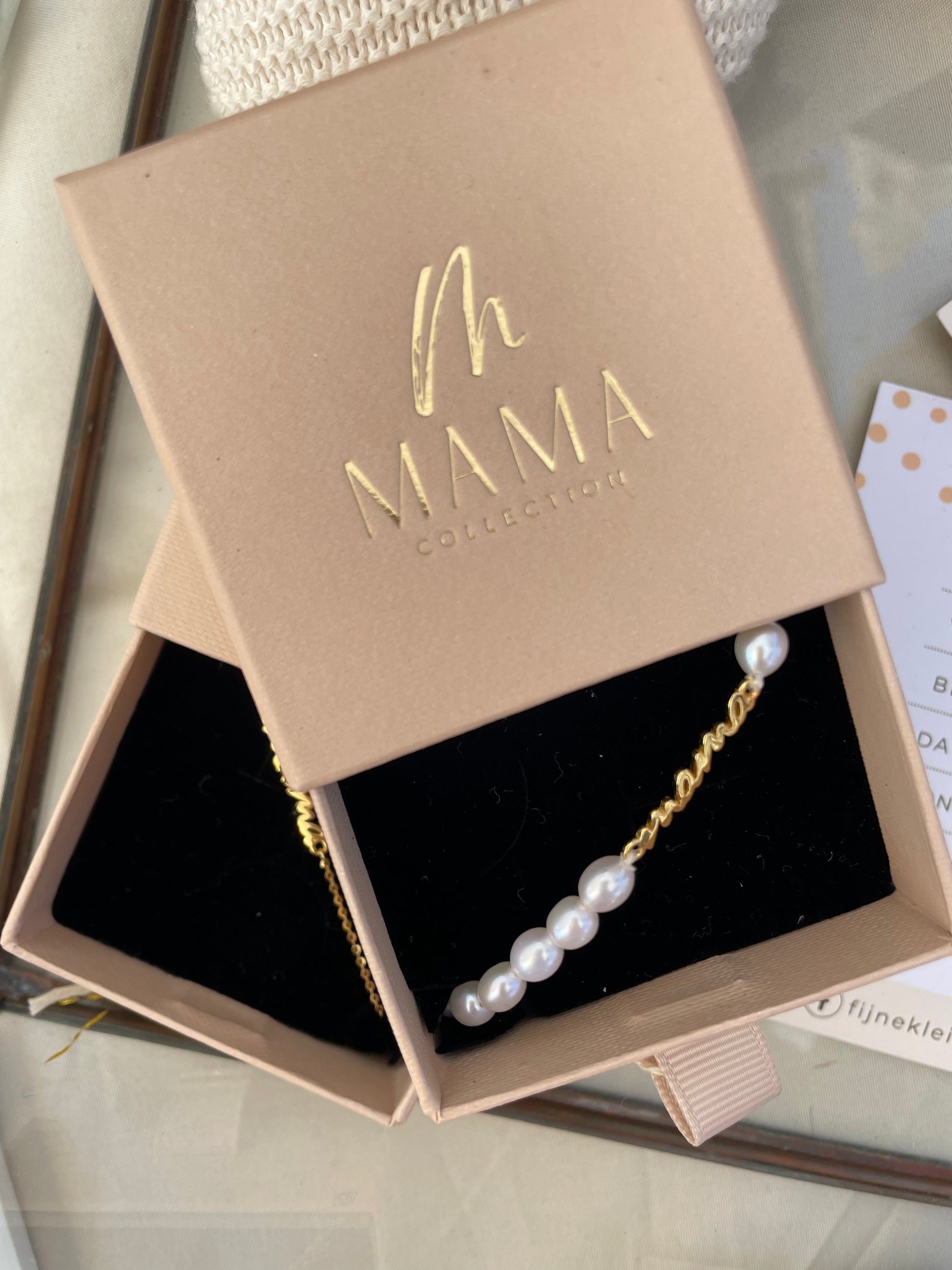 Armband 'Mama' Zoetwaterparel - Fijne Kleine