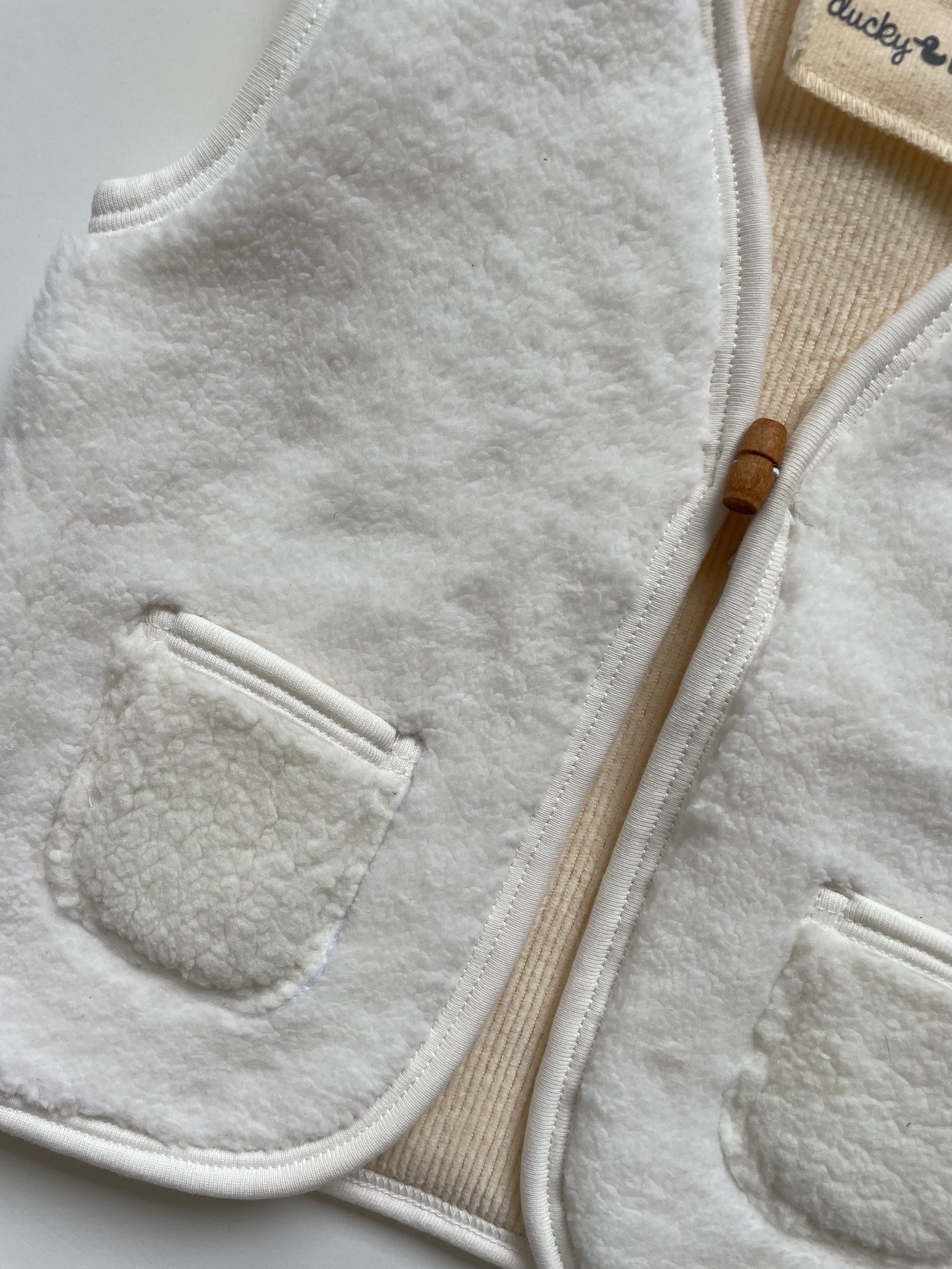 Teddy Gilet met Zakken - Fijne Kleine